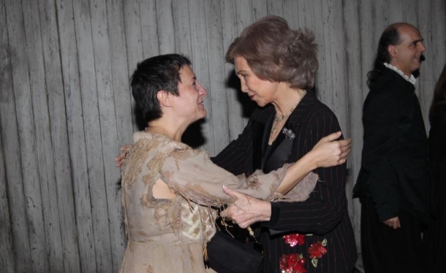 Su Majestad la Reina es saludada por la actriz principal y Premio Nacional de Teatro 2012, Blanca Portillo